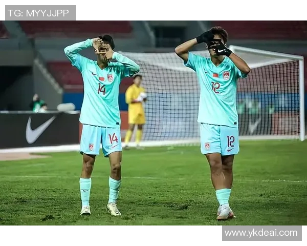 业余足球明星的崛起与传奇故事揭秘，如何在草根舞台上闪耀光芒